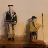 Si tratta di sculture in legno in miniatura che riproducono la figura dei confratelli incappucciati che conducono la processione